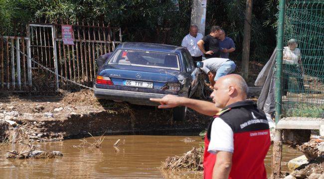 Araçlar kurtarıldı, sular tahliye edildi