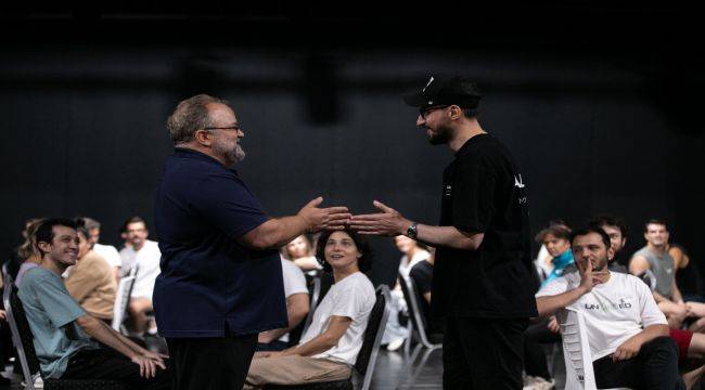  ‘İzmir Şehir Tiyatroları’na gelin’