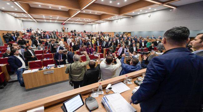 Kadın Üyeler Latif Aydemir'i Meclisten Kovdu