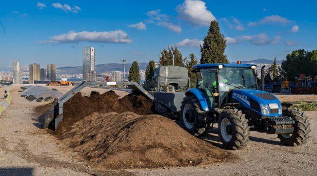 Toprağın Su Ve Minerallerini Tutuyor 